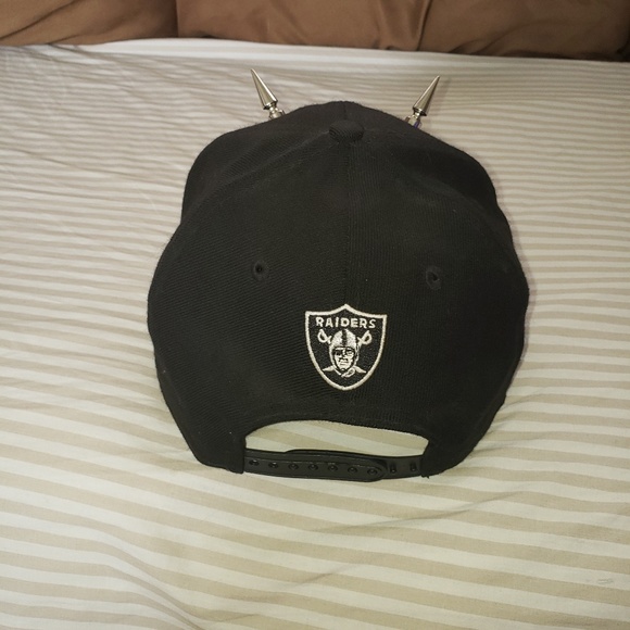 Authentic New Era Silver Emblem Raider Snapback - Picture 3 of 6